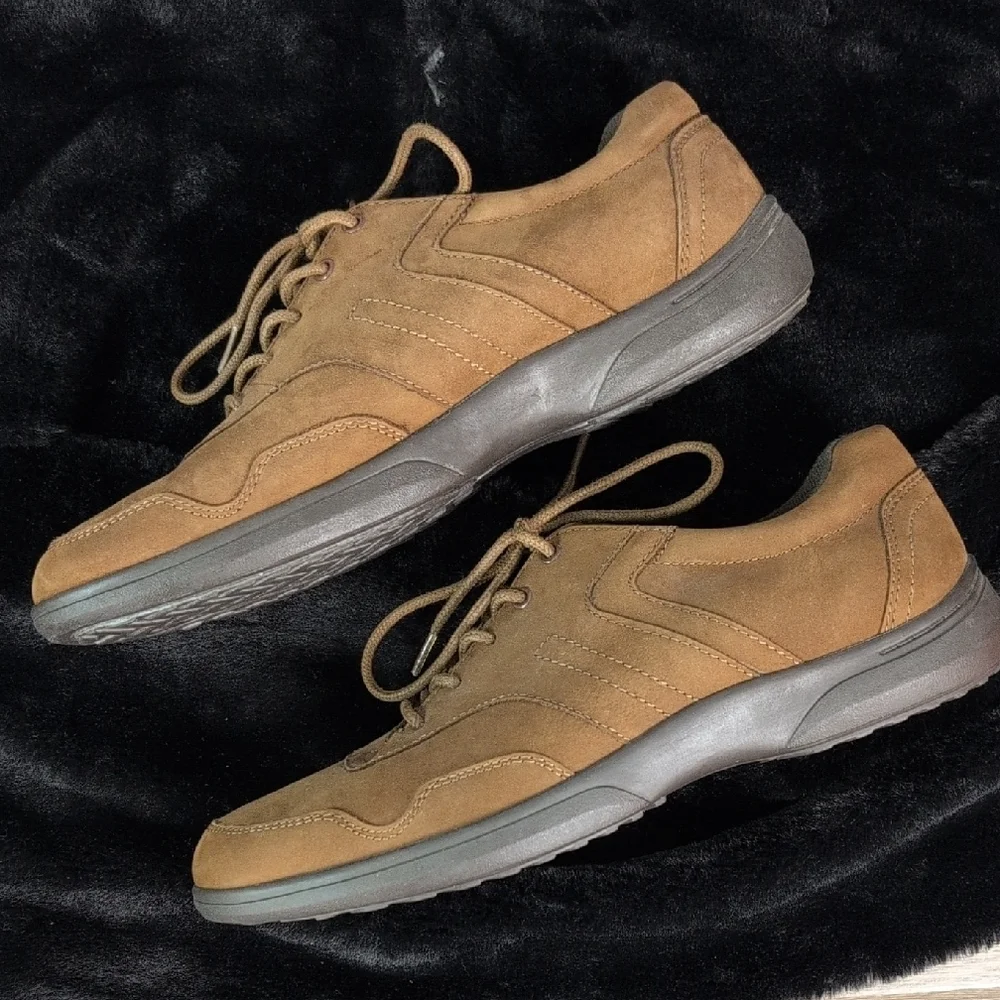 Easy Spirit Brown‎ Shoes with Suede Finish and Lace-Up Design. New. Size 10.